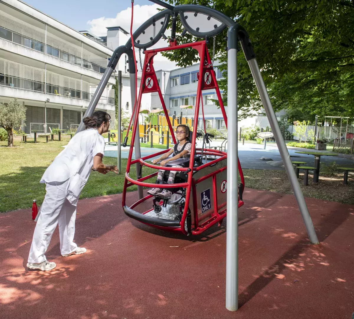 Installation balançoire enfants fauteuil roulant 