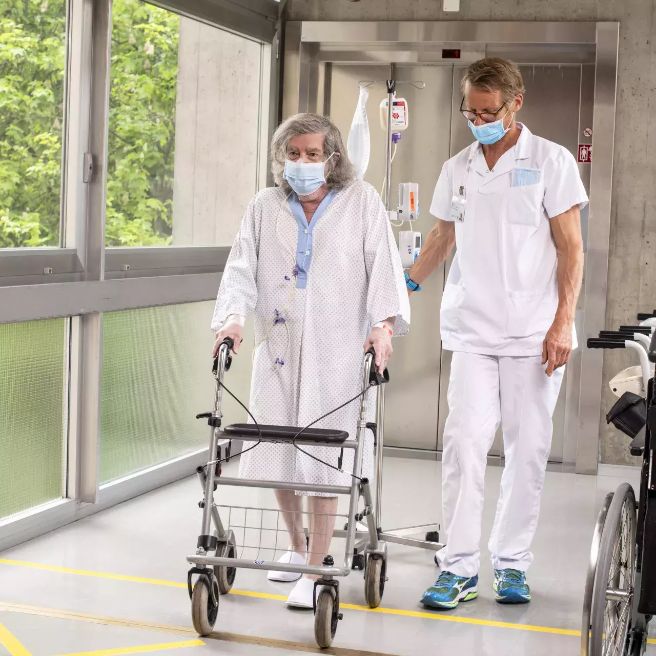 Utilisation de moyens auxiliaires pour éviter les chutes