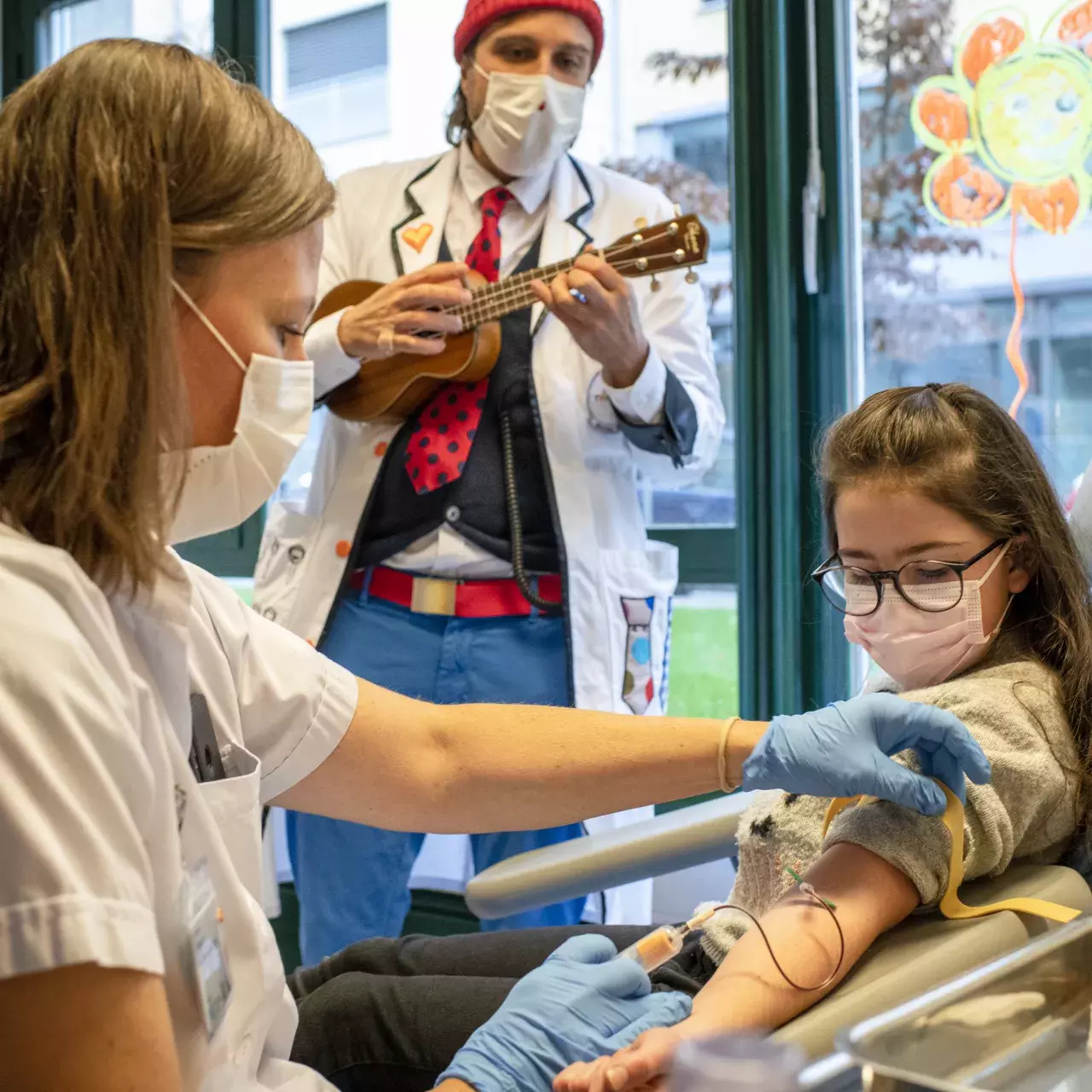 Hôpiclown présent lors du soin d'un enfant