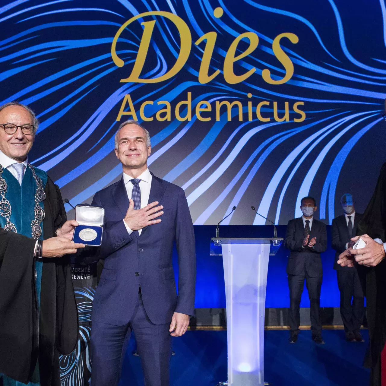 Bertrand Levrat reçoit la médaille de l'Université