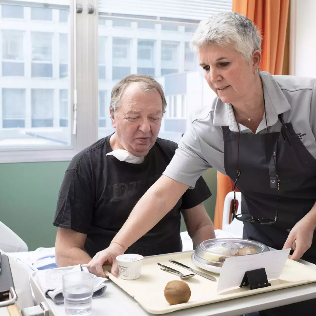 Agente et agent hôtelier, un nouveau métier qui améliore l’expérience patient 